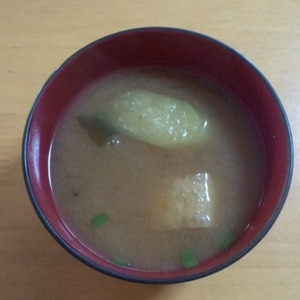 茄子と油揚げのお味噌汁(赤だし)
